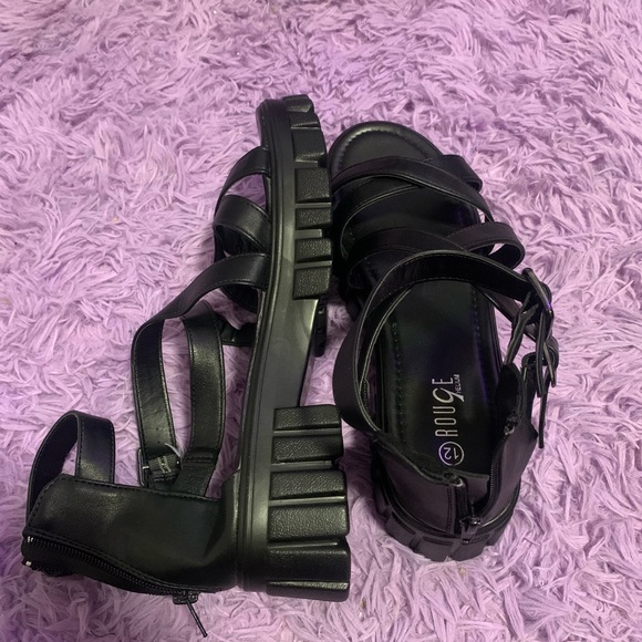 Size 12 strappy platform sandle. Black - Picture 4 of 6